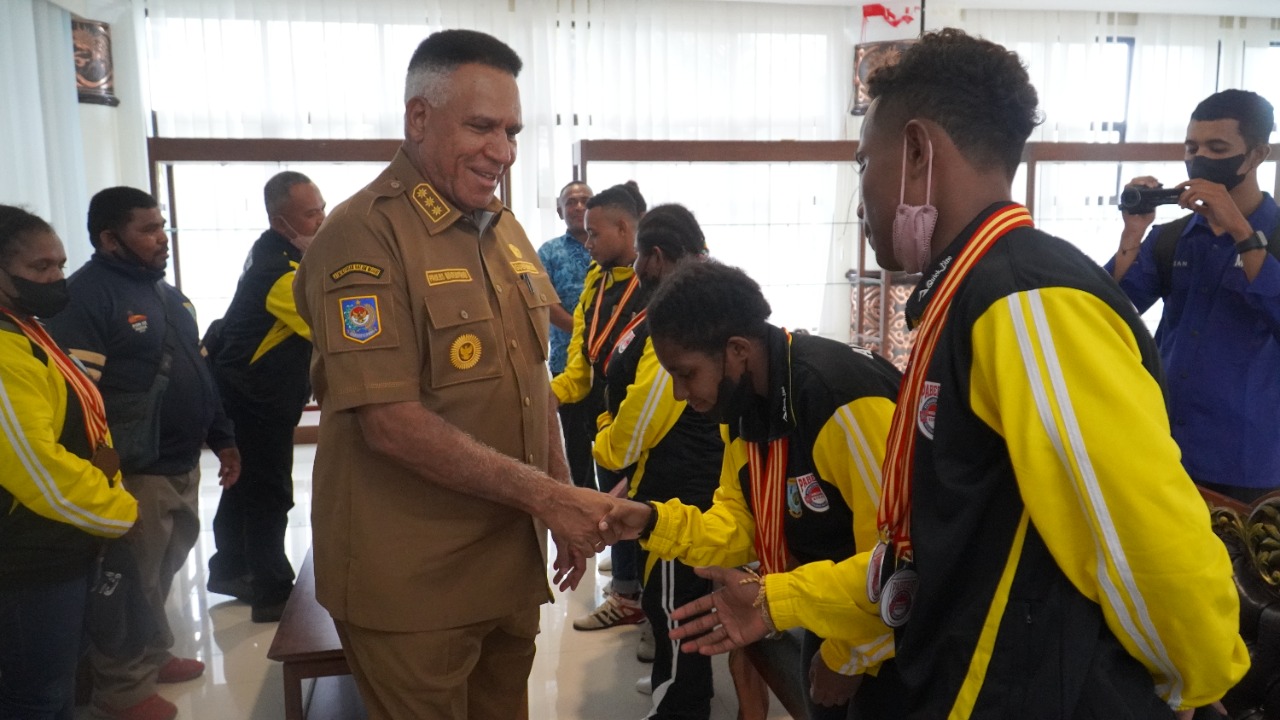 Gubernur Waterpauw Apresiasi Atlet Angkat Besi Junior Papua Barat Yang Meraih 12 Medali Emas￼