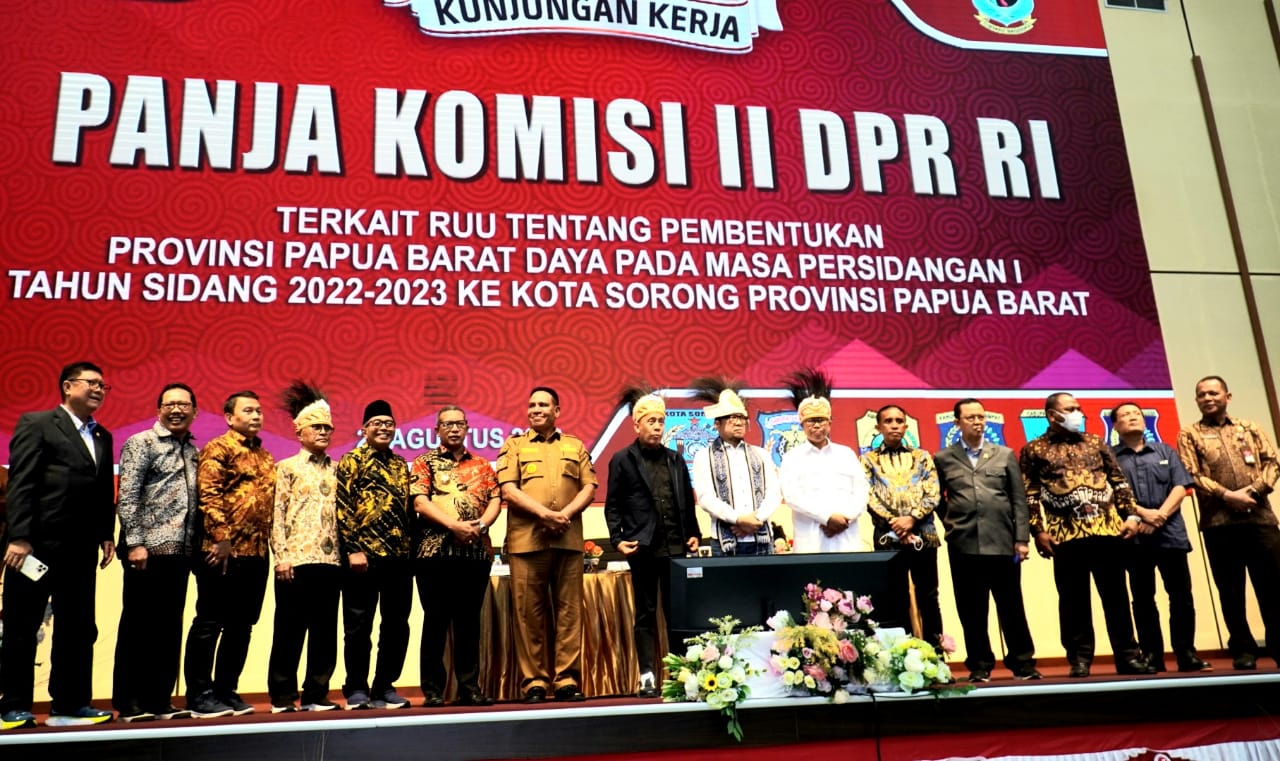 Gubernur Papua Barat Laporkan Perkembangan DOB Kepada Komisi II DPR RI