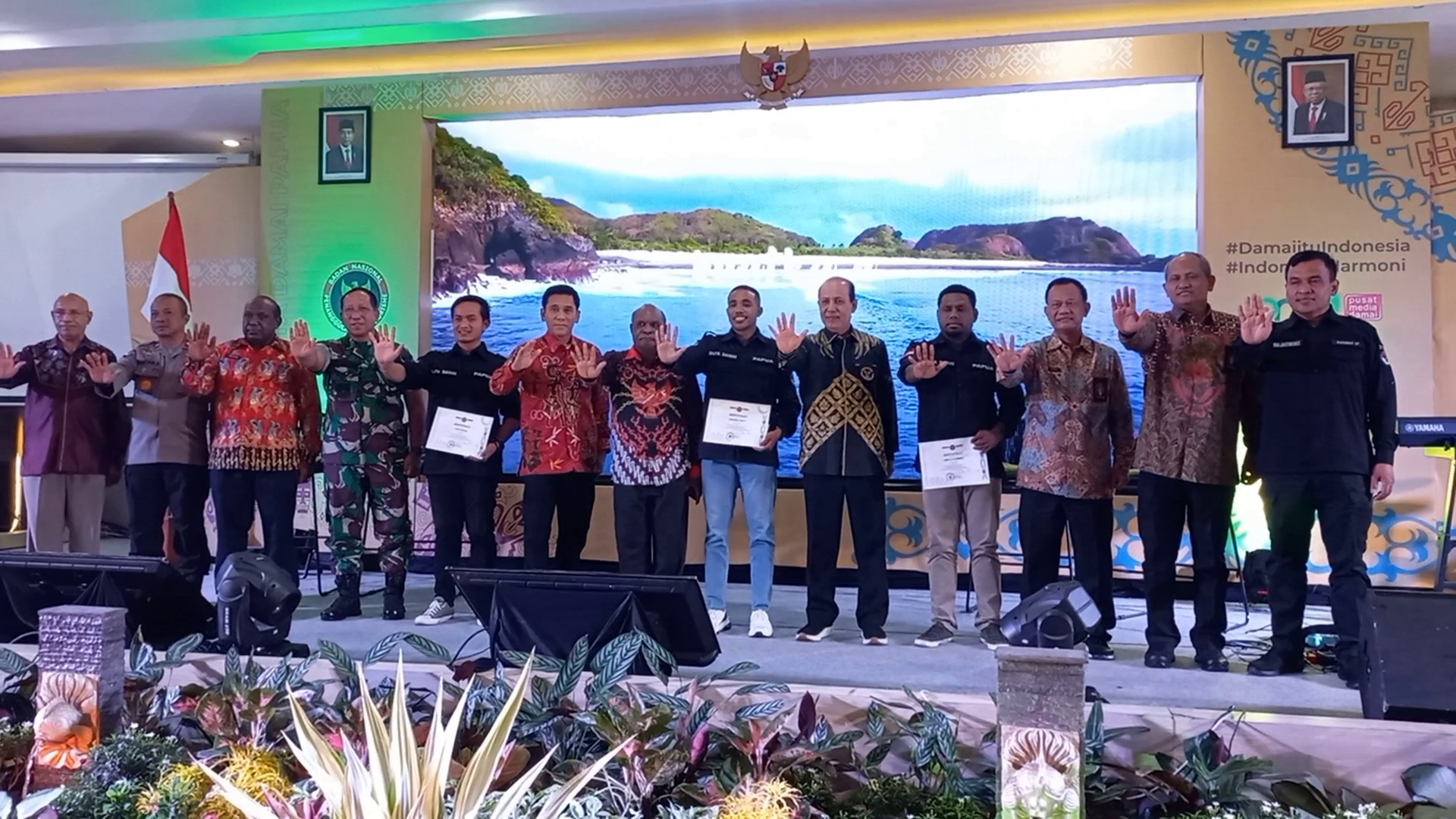 BNPT Kukuhkan 50 Anak Muda Papua Sebagai Duta Damai