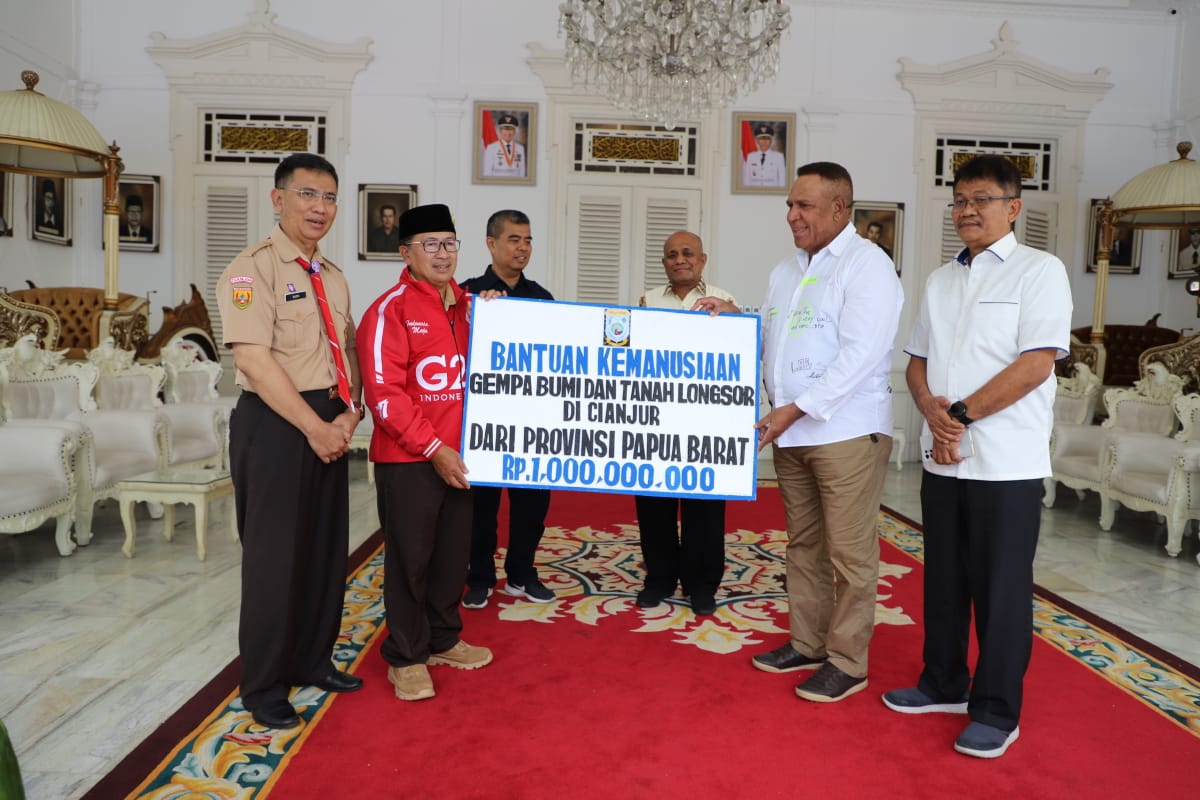 Peduli Gempa Cianjur, Gubernur Waterpauw Serahkan Bantuan Untuk Korban Bencana