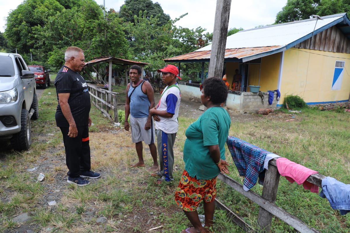 <strong>Gubernur Waterpauw Borong Hasil Kebun Warga Masabui Mansel</strong>