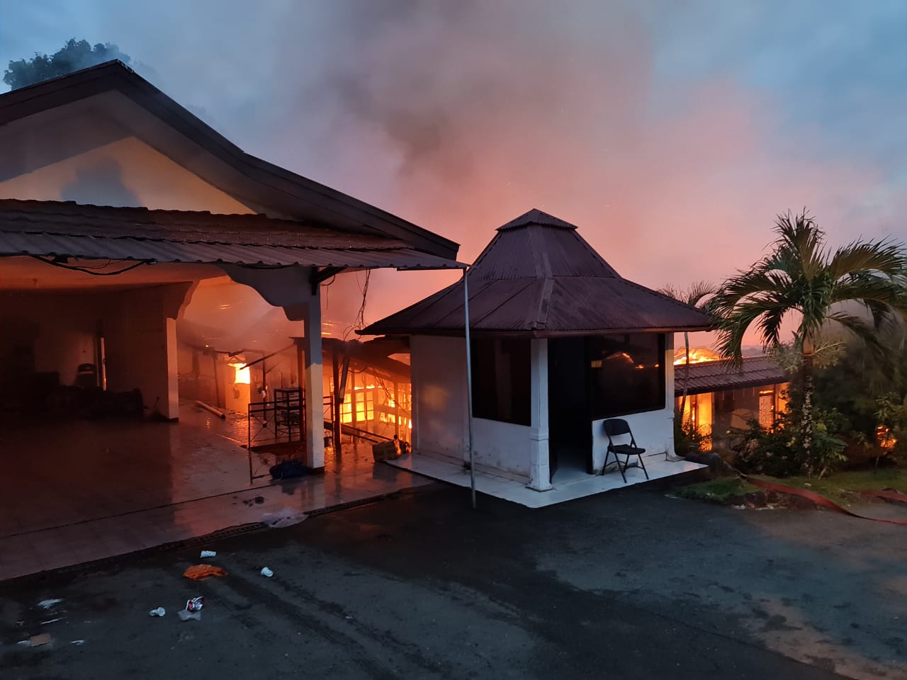 Diduga Korsleting Listrik, Rumah Dinas Kapolda Papua Ludes Terbakar