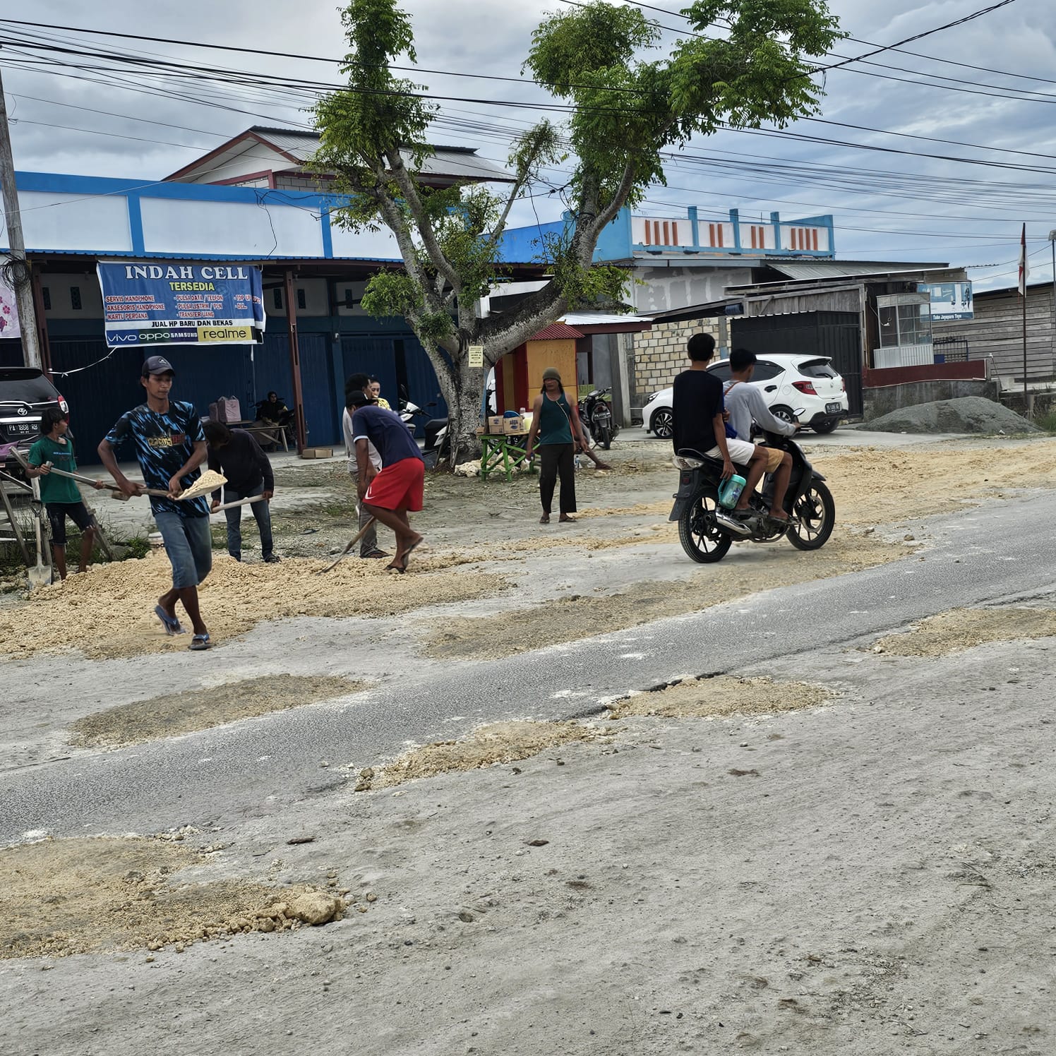 Prihatin Dengan Kondisi Jalan, Politisi Golkar Bantu Warga Timbun Jalan Rusak di Koya Barat