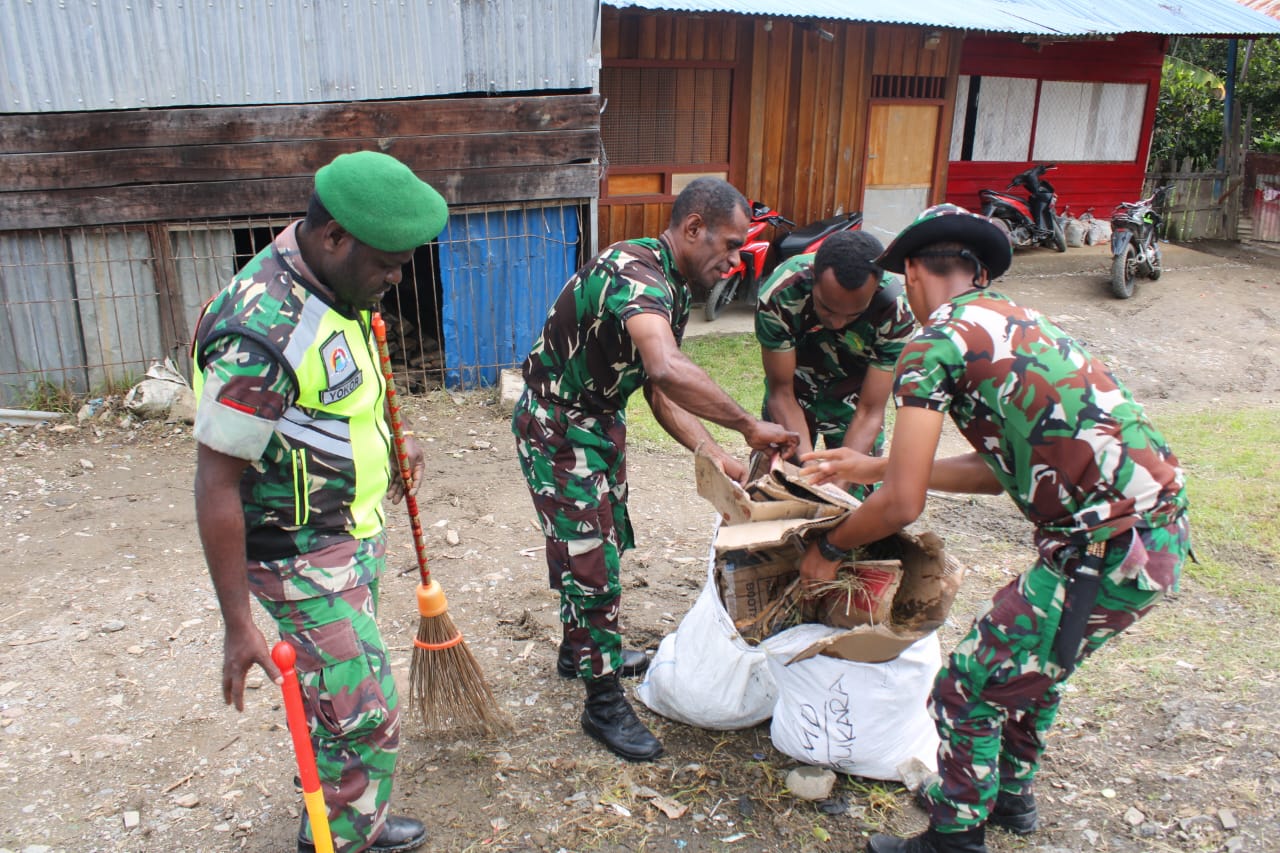 Cegah Banjir, Kodim Tolikara Tanam Pohon dan Bersihkan Sampah