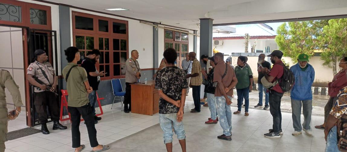 Tuntut Keadilan, Warga Minta Bupati Turun Tangan Bebaskan Sekda Keerom