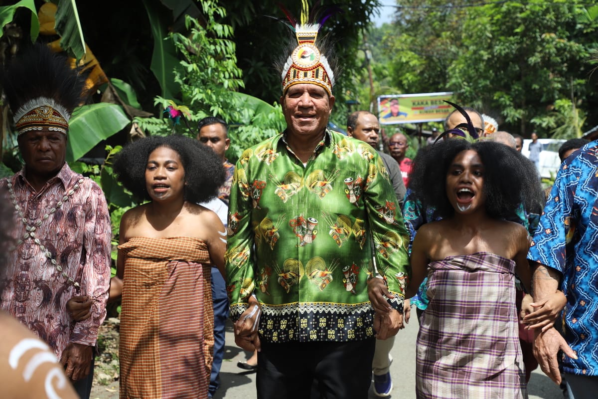Maju Gubernur Papua, Paulus Waterpauw Minta Restu ke Dewan Adat Papua