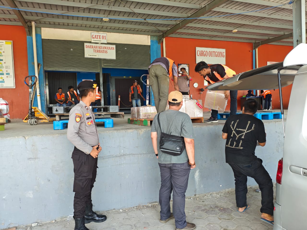 Polisi Kawal 34 Koli Surat Suara Pilkada ke Puncak Jaya