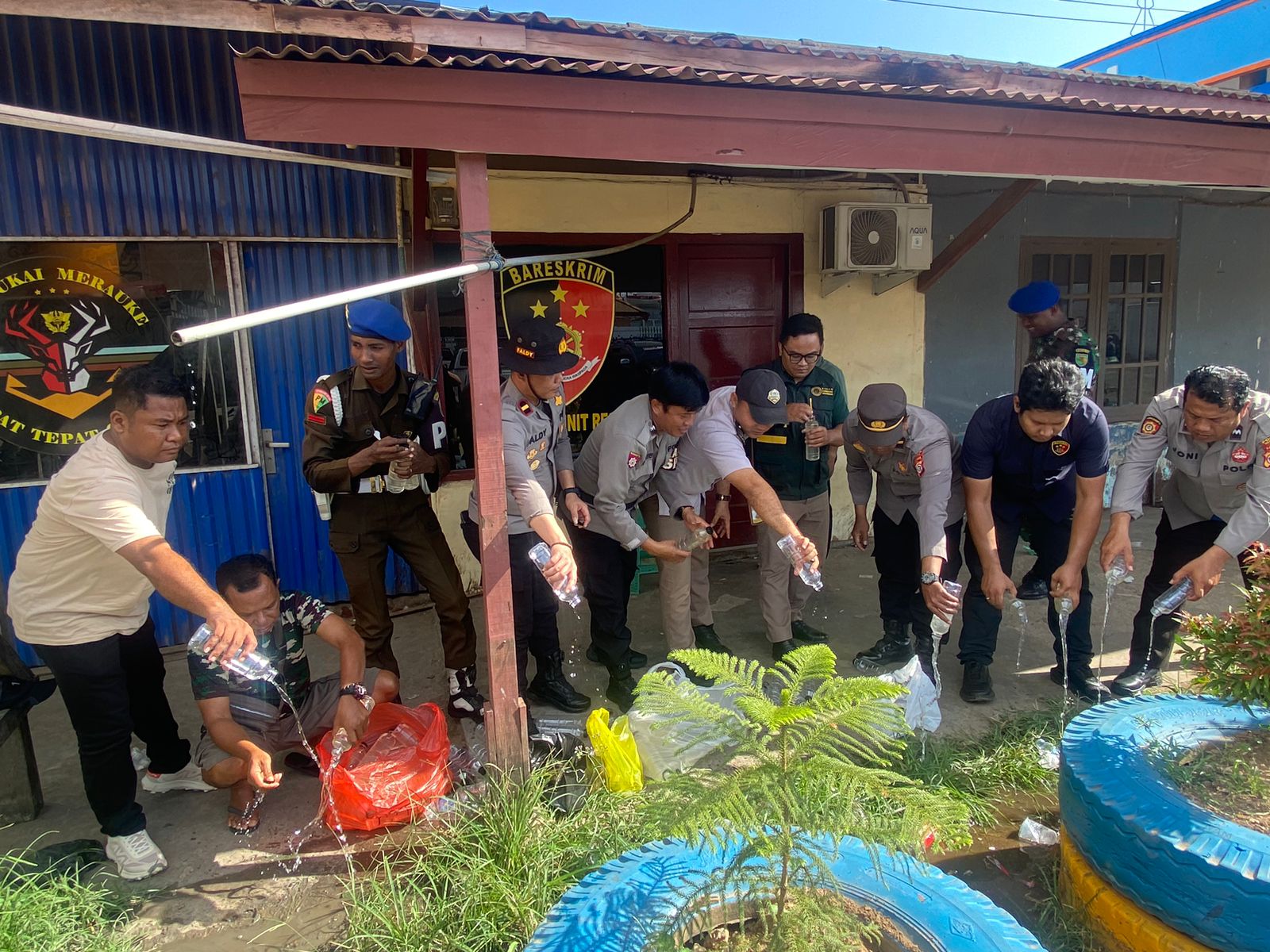Polres Merauke Polda Papua Gagalkan Penyelundupan Puluhan Liter Miras Lokal