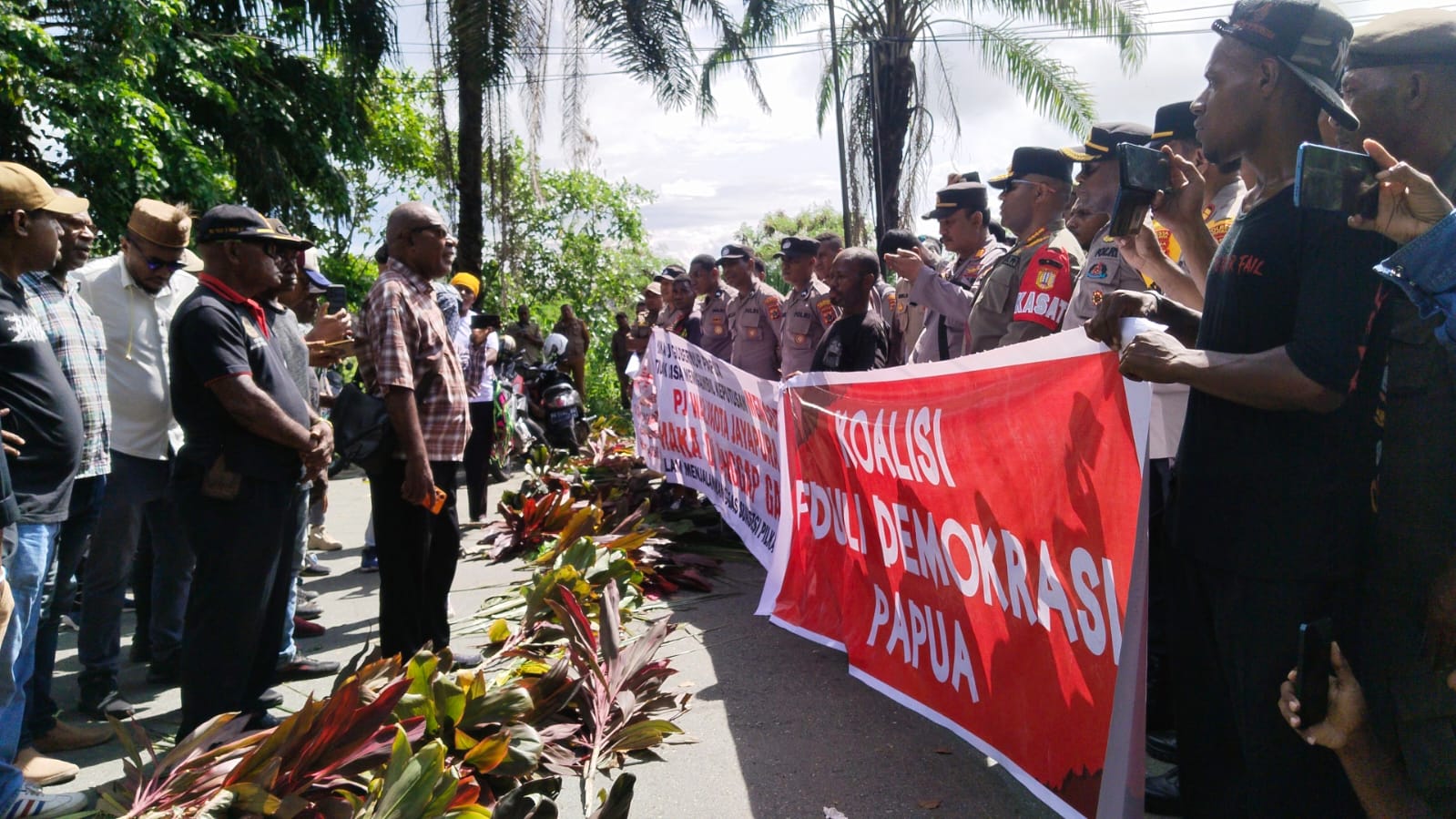 Demo di Kantor Walikota Jayapura, Massa Ancam Boikot Pilkada 2024