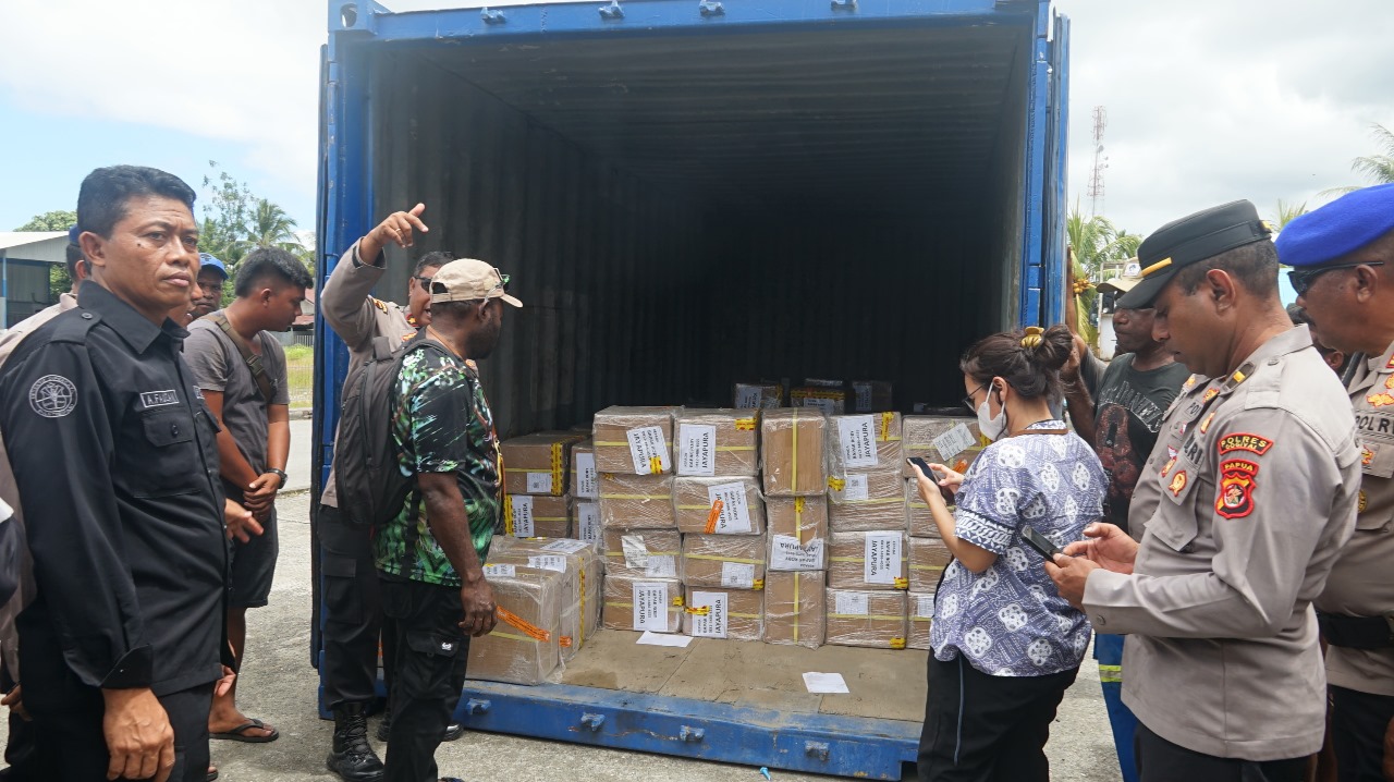Polda Papua Kawal Ketat Distribusi Logistik Pilkada di Papua Tengah